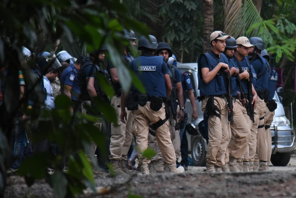 SWAT (Special Weapons And Tactics) team prepare to storm a hideout of suspected islamist extremists at Chittagong on March 15, 2017. AFP / STRINGER