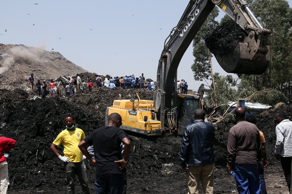 ADDIS ABABA, ETHIOPIA - MARCH 13: Rescue workers search for those buried by a landslide that swept through a massive garbage dump at Koshe rubbish tip in Kolfe Keranio district of Addis Ababa, Ethiopia on March 13, 2017. Minasse Wondimu Hailu - Anadolu Ag