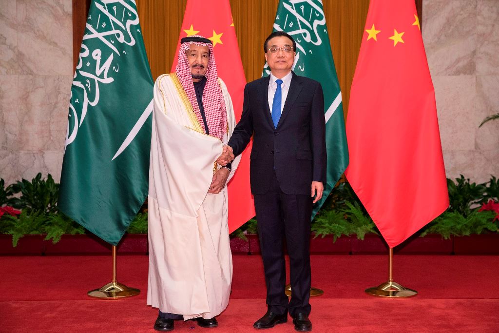 Chinese Premier Li Keqiang (R) shakes hands with The Custodian of the Two Holy Mosques King Salman bin Abdulaziz (L) of Saudi Arabia at Great Hall of the People in Beijing on March 17, 2017. AFP / POOL / Lintao Zhang