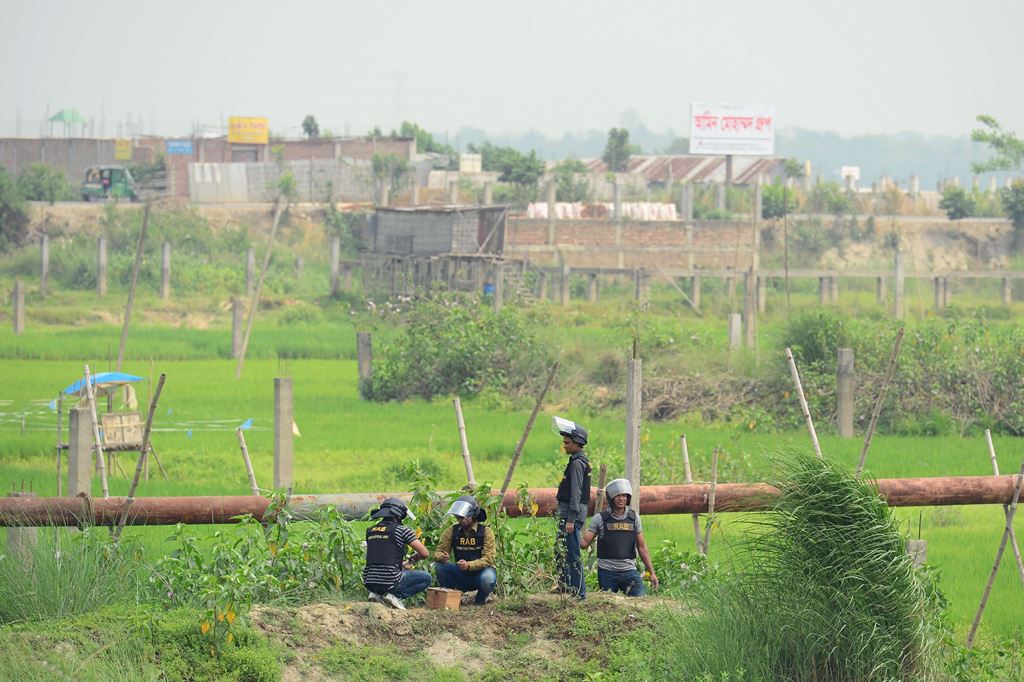 A Bangladeshi police bomb disposal unit try to defuse explosives recovered from a foiled attacker in Dhaka on March 18, 2017. AFP / STR
