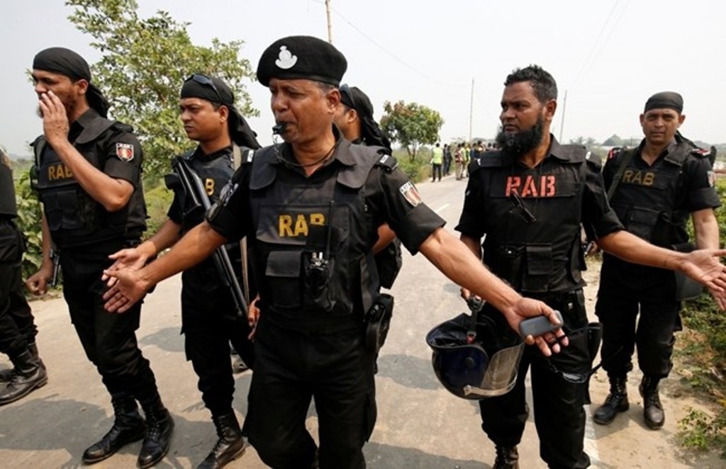 Security personnel block the road where police shot dead a suspected militant who tried to enter a security checkpost on a motorcycle armed with explosives in Khilgaon, outskirt of Dhaka, Bangladesh, March 18, 2017. REUTERS/Mohammad Ponir Hossain.