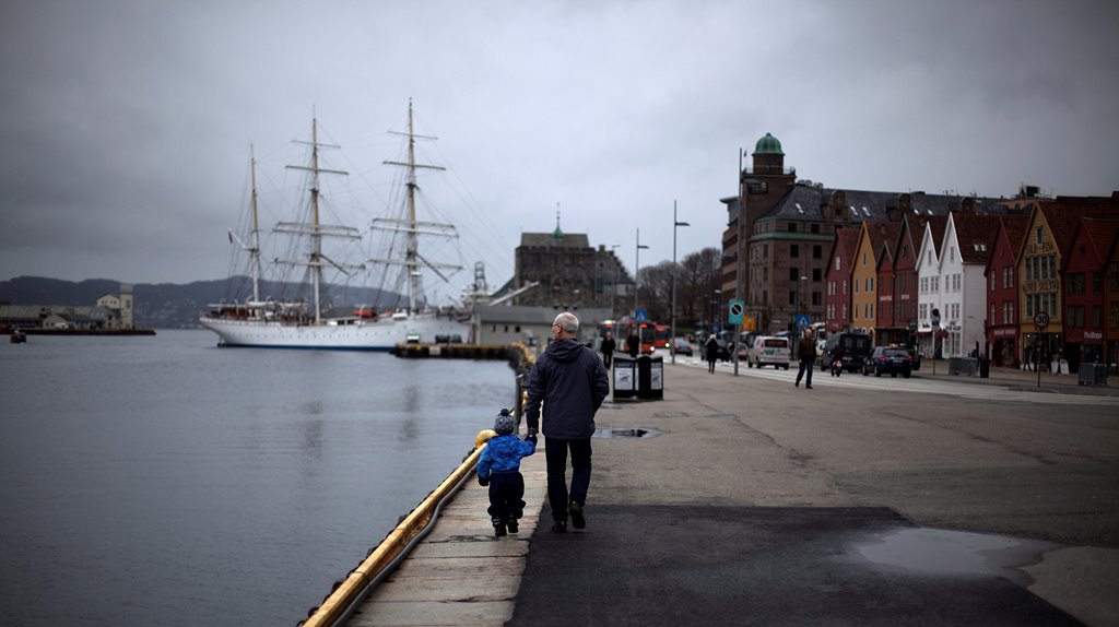 FILE PHOTO - A man walks with a child near the marina in downtown Bergen, southwestern Norway, March 20, 2012. REUTERS/Stoyan Nenov/File Photo
