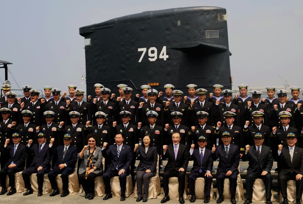Taiwan President Tsai Ing-wen (C front row) poses for photos with navy servicemen in front of a Duch-made Sea Tiger submarine at the Tsoying navy base in Kaohsiung, southern Taiwan on March 21, 2017.   AFP / SAM YEH
