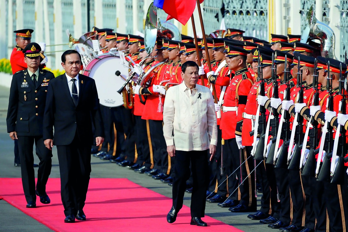 Thailand's Prime Minister Prayuth Chan-ocha welcomes Philippine President Rodrigo Duterte (R) at the Government House in Bangkok, Thailand March 21, 2017. REUTERS/Jorge Silva
