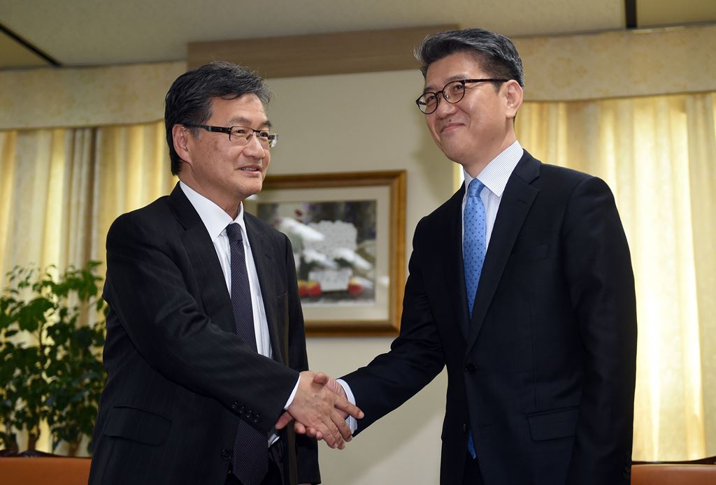 US Special Representative for North Korea Policy Joseph Yun (L) shakes hands with South Korea's representative to the six-party talks, Kim Hong-Kyun (R), during their meeting at the foreign ministry in Seoul on March 22, 2017. AFP / POOL / JUNG YEON-JE