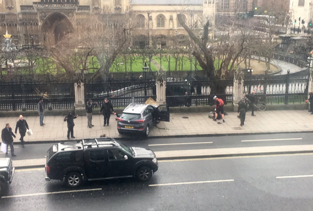 A video grab obtained from the Twitter account of James West, shows a car stopped on the sidewalk in front of the Palace of Westminster which houses the Houses of Parliament in central London on March 22, 2017 during an incident. AFP / Handout 