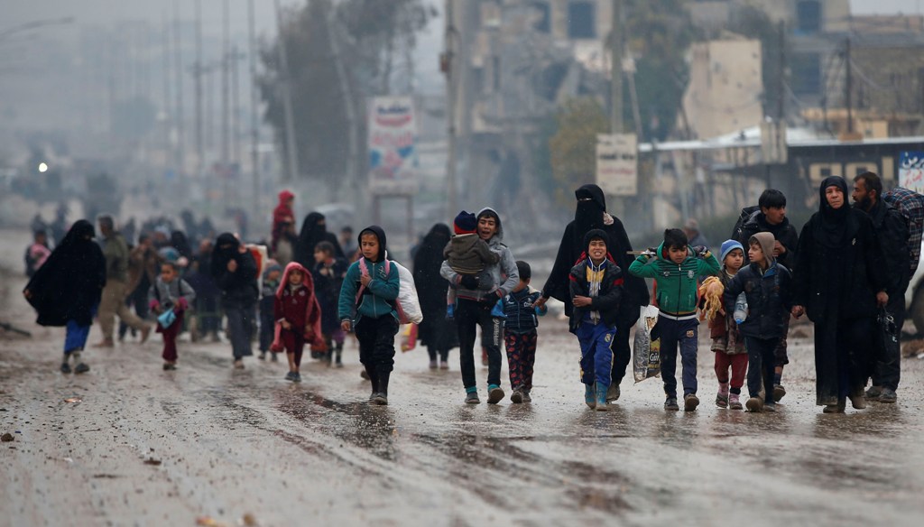Iraqi civilians flee the city of Mosul as Iraqi forces advance in their massive operation to retake Iraq's second city from jihadists of the Islamic State group on March 23, 2017.   AFP / AHMAD GHARABLI
