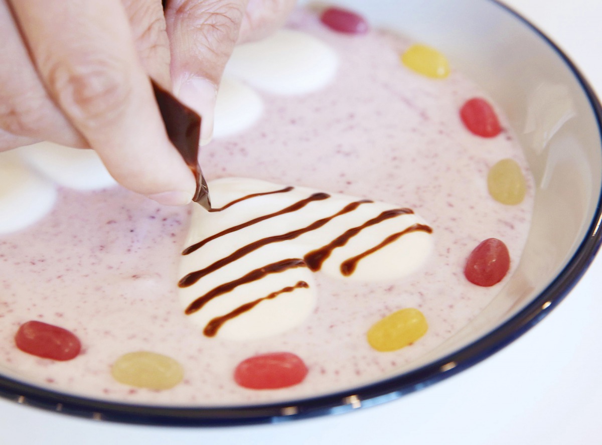 Heart shapes made with plain yogurt. (Japan News-Yomiuri)