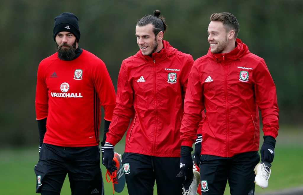 Wales' Joe Ledley, Gareth Bale and Chris Gunter during training. Reuters / Matthew Childs
