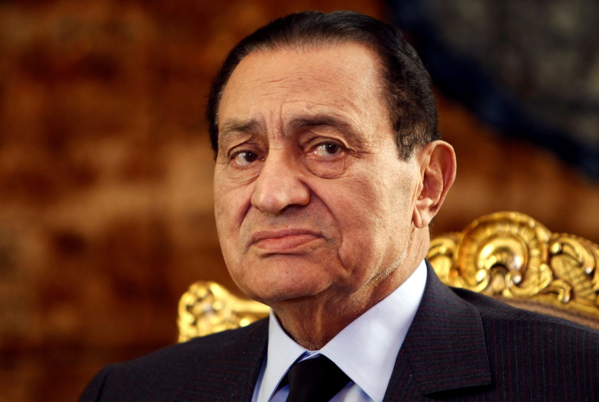 Egypt's now ousted  President Hosni Mubarak attends a meeting at the presidential palace in Cairo, October 19, 2010. REUTERS/Amr Abdallah Dalsh/File Photo
