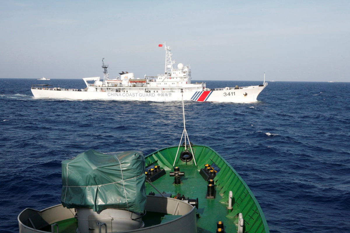 A Chinese Coast Guard ship is seen near a Vietnam Marine Guard ship in the South China Sea about 210 km off shore of Vietnam May 14, 2014 (REUTERS / Nguyen Minh) 