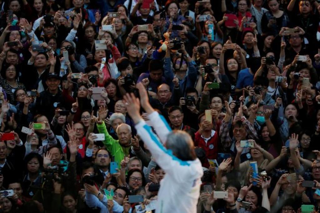 People attend an election campaign by candidate John Tsang, former Financial Secretary, at the financial Central district, two days before the Chief Executive election, in Hong Kong, China March 24, 2017. REUTERS/Bobby Yip
