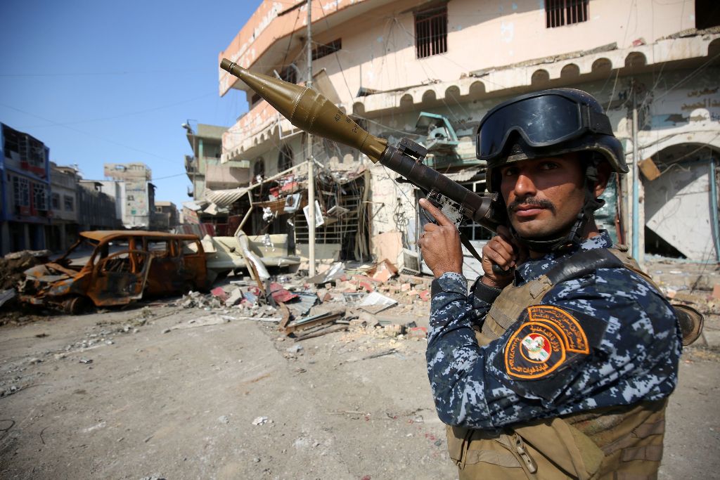 A member of the Iraqi forces stands guard at the frontline of the Old City of Mosul on March 25, 2017, during the government forces' ongoing offensive to retake the city from Islamic State (IS) group fighters. / AFP / AHMAD AL-RUBAYE
