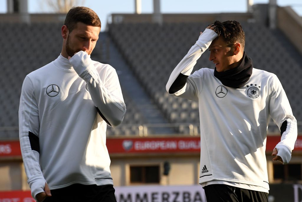 Germany's Shkodran Mustafi and Mesut Ozil take part in a training session in Baku on March 25, 2017 on the eve of the FIFA World Cup 2018 qualification football match between Azerbaijan and Germany. / AFP / Kirill KUDRYAVTSEV
