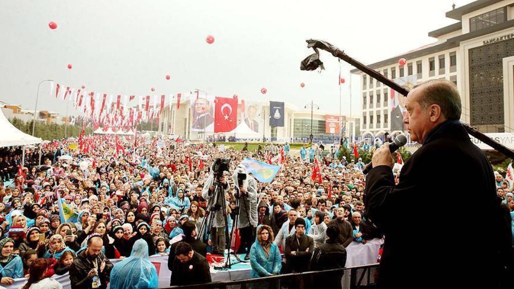 Turkish President Recep Tayyip Erdogan greets the crowd during a mass opening ceremony in Sancaktepe District of Istanbul, Turkey on March 26, 2017.