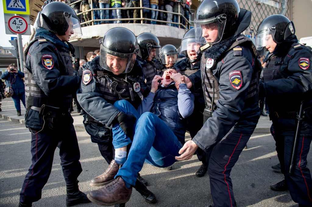 Riot police officers detain a protester during an unauthorised anti-corruption rally in central Moscow on March 26, 2017.  AFP / Alexander UTKIN
