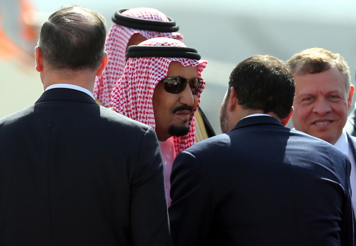 The Custodian of the Two Holy Mosques King Salman bin Abdulaziz al-Saud of Saudi Arabia and Jordanian King Abdullah II attend a welcome ceremony at the airport in the Jordanian capital Amman on March 27, 2017 ahead of the 28th Summit of the Arab League. A