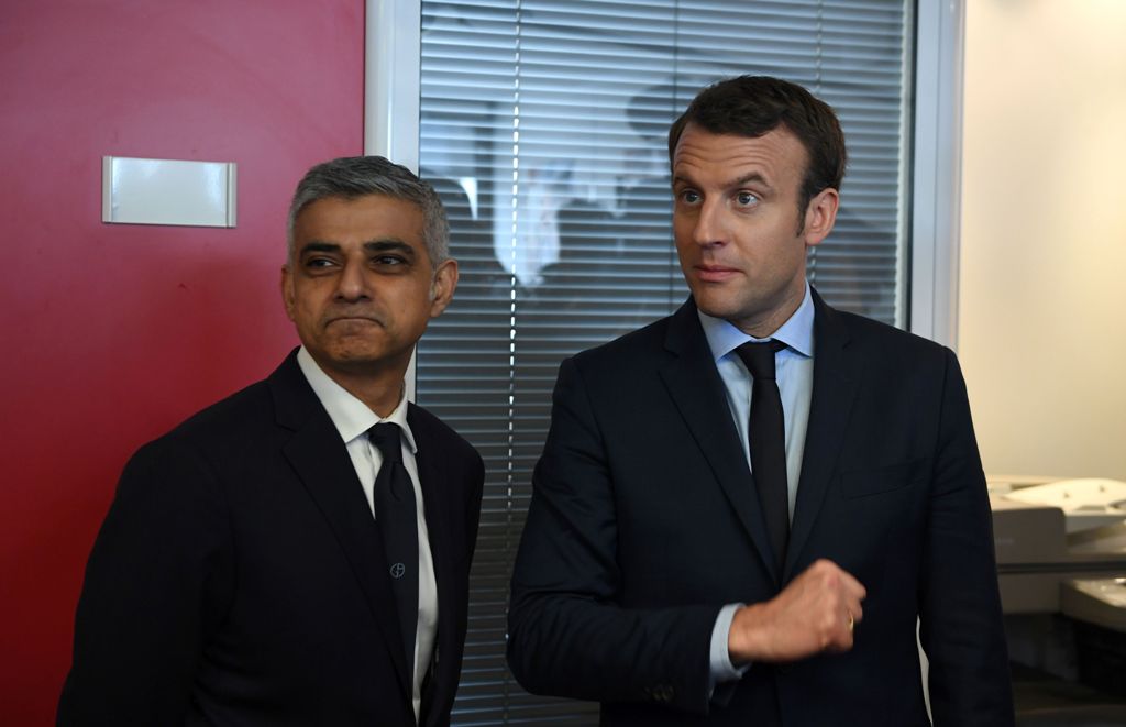 French presidential election candidate for the En Marche ! movement Emmanuel Macron (R) meets with the mayor of London Sadiq Khan on March 29, 2017 at his campaign headquarters in Paris. / AFP / Eric FEFERBERG
