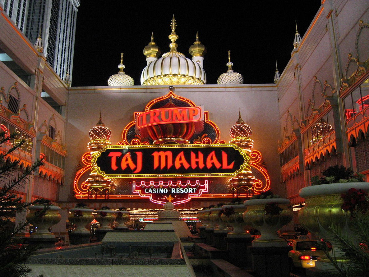Entrance to the Trump Taj Mahal in Atlantic City, NJ (Jrballe / Wikimedia Commons / CC BY 3.0) 