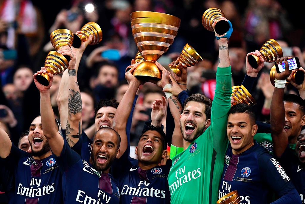 Paris Saint-Germain's Brazilian defender Thiago Silva (C) holds the trophy as he celebrates with teammates after winning the French League Cup final football match between Paris Saint-Germain (PSG) and Monaco (ASM) on April 1, 2017, at the Parc Olympique 