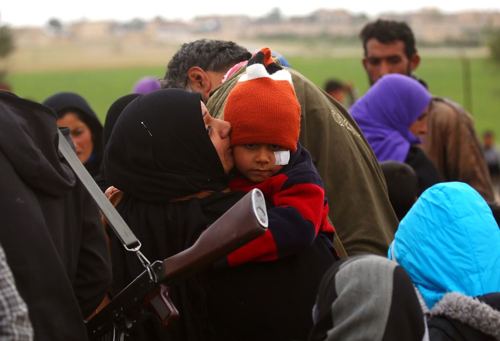 Displaced Syrians, who fled the Islamic State (IS) group stronghold of Raqa, arrive at a temporary camp in the village of Ain Issa on March 31, 2017. AFP / DELIL SOULEIMAN
