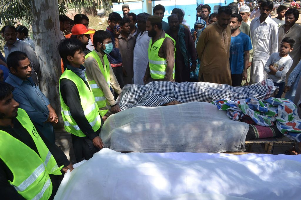 Pakistani volunteers wait to transport the bodies of victims who were murdered at a Sufi shrine by three suspects including the shrine's custodian on the outskirts of Sargodha District in Punjab province on April 2, 2017. Photo: AFP.