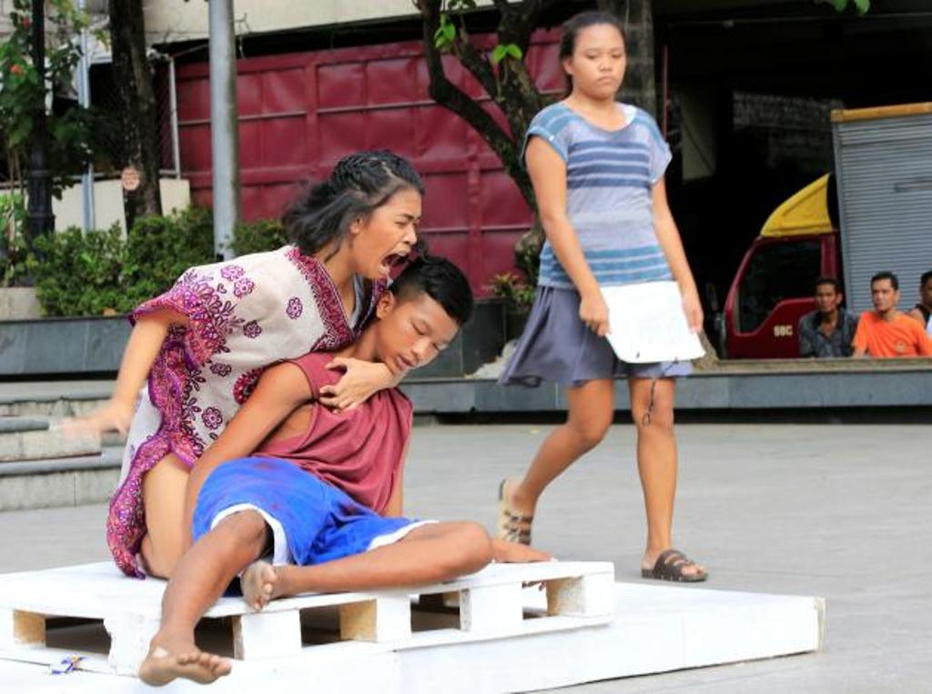 Filipino theatre artists perform a 'La Pieta' scene during a short musical about the killings under the Philippine government's anti-drug campaign, in Pandacan city, metro Manila, Philippines April 2, 2017. REUTERS/Romeo Ranoco