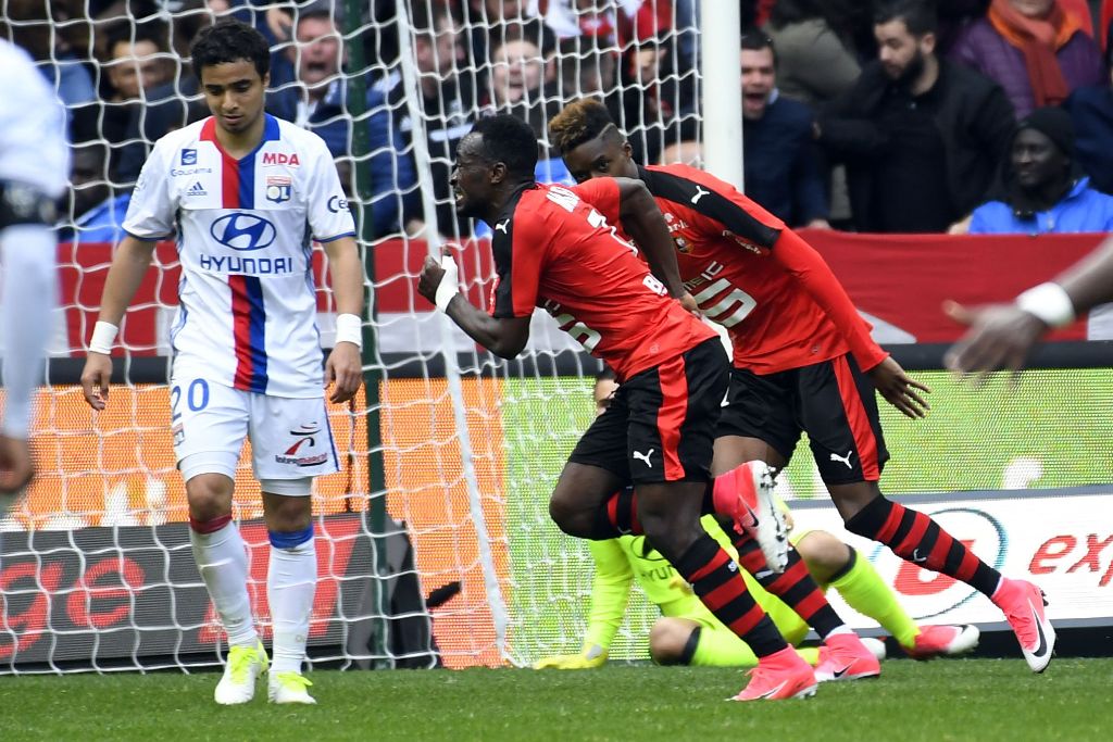 Rennes' Congolese forward Firmin Mubele Ndombe (C) celebrates after scoring a goal during the French L1 football match between Rennes and Lyon on April 2, 2017 at the Roazhon park stadium in Rennes, western France. / AFP / DAMIEN MEYER
