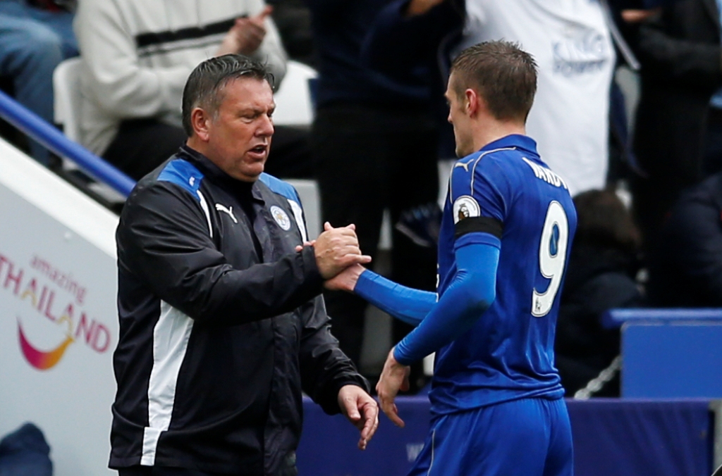 Leicester City manager Craig Shakespeare shakes hands with Jamie Vardy as he is substituted Action Images via Reuters / Andrew Boyers 

