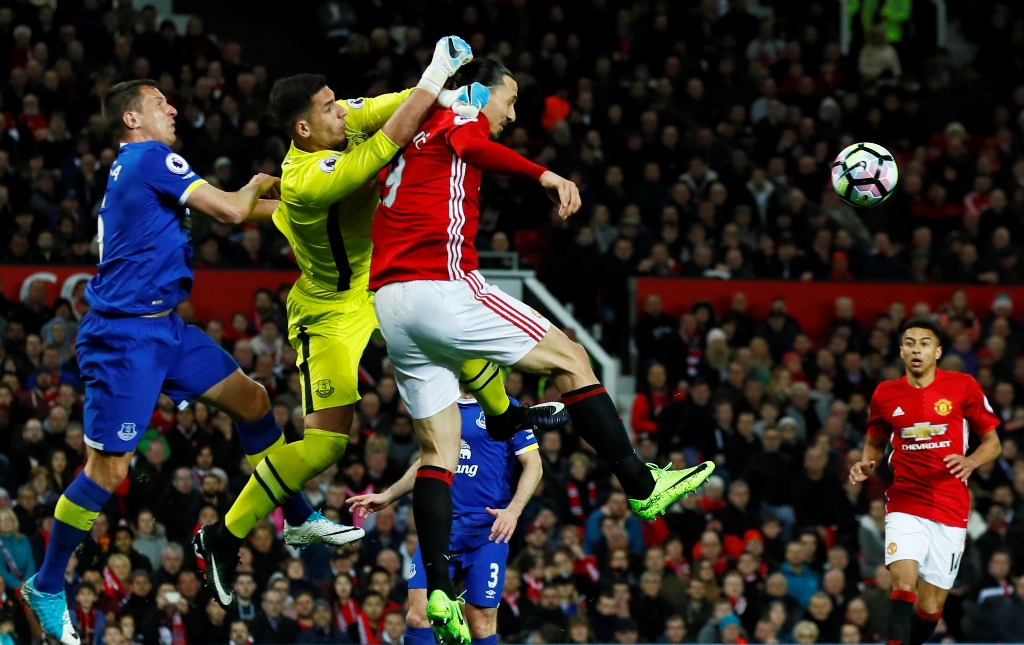 Manchester United's Zlatan Ibrahimovic in action with Everton's Joel Robles Action Images via Reuters / Jason Cairnduff
