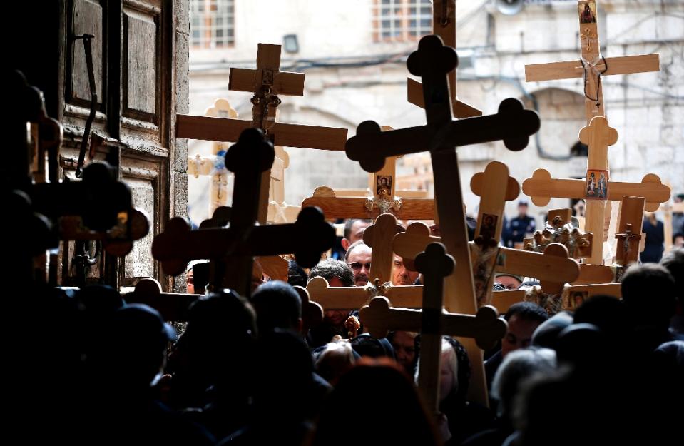 FILE PHOTO: Christian pilgrims enter the Holy Sepulchre Church during a 2015 ceremony in Jerusalem's Old City (AFP Photo / Thomas Coex)