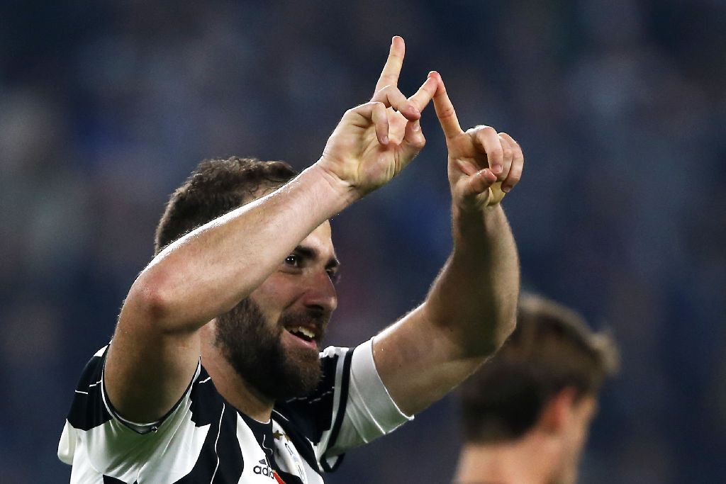 Juventus' forward Gonzalo Higuain from Argentina celebrates after scoring during the Italian Serie A football match Juventus vs Chievo on April 8, 2017 at the Juventus Stadium in Turin. Juventus won the match 2-0. / AFP / Marco BERTORELLO