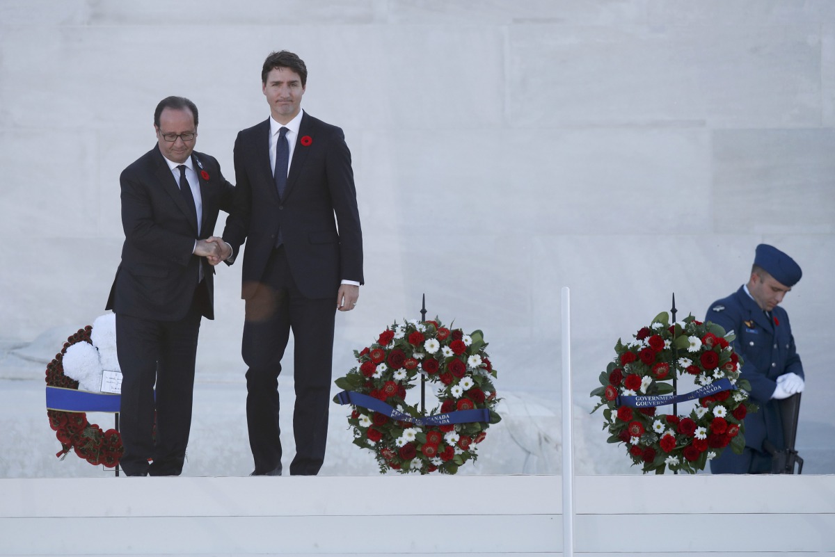 French President Francois Hollande (L) and Canadian Prime Minister Justin Trudeau shake hands as they attend a ceremony to commemorate the 100th anniversary of the Battle of Vimy Ridge at the Canadian National Memorial in Vimy, France, April 9, 2017. REUT