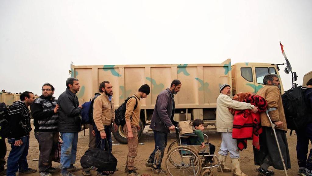 Displaced Iraqi people who fled their homes during a battle between Iraqi forces and Islamic State militants, arrive at a checkpoint to be transfer to Hammam al-Alil camp, in Mosul, Iraq, March 20, 2017. (REUTERS Photo).