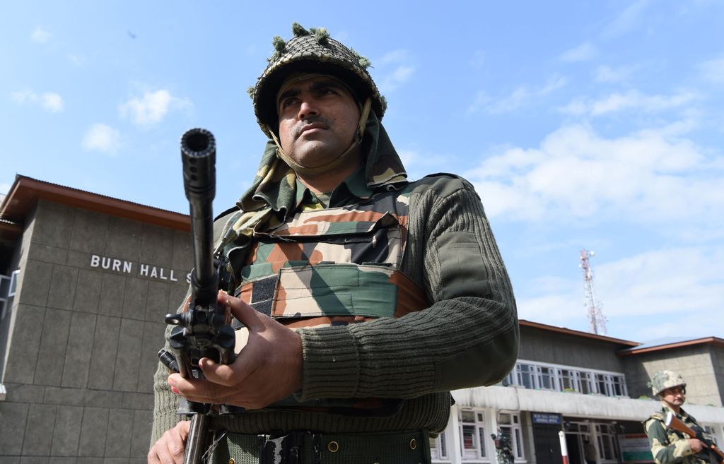 Indian paramilitary soldiers stand guard at a polling station in Srinagar on April 9, 2017. AFP / TAUSEEF MUSTAFA
