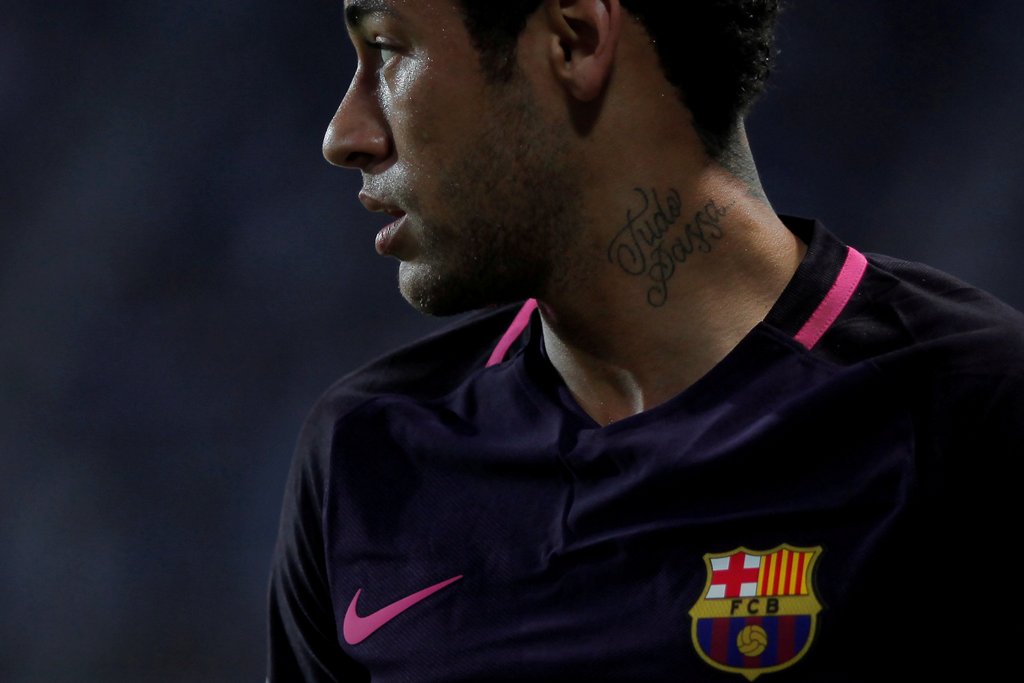 Barcelona's Neymar prepares to kick a corner during the match. REUTERS/Jon Nazca
