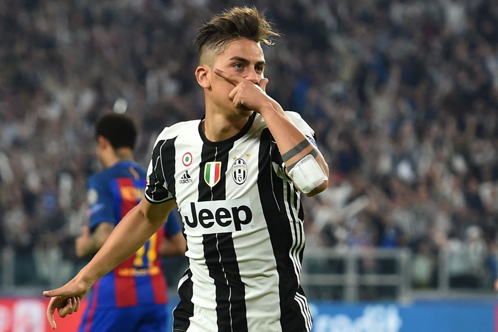 Juventus' forward from Argentina Paulo Dybala celebrates after scoring during the UEFA Champions League quarter final first leg football match Juventus vs Barcelona, on April 11, 2017 at the Juventus stadium in Turin. / AFP / GIUSEPPE CACACE

