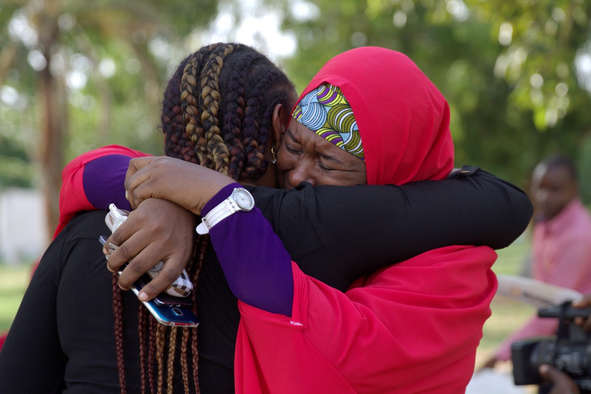 Members of the #BringBackOurGirls campaign embrace each other at a sit-out in Abuja, Nigeria, May 18, 2016 (REUTERS / Afolabi Sotunde) 