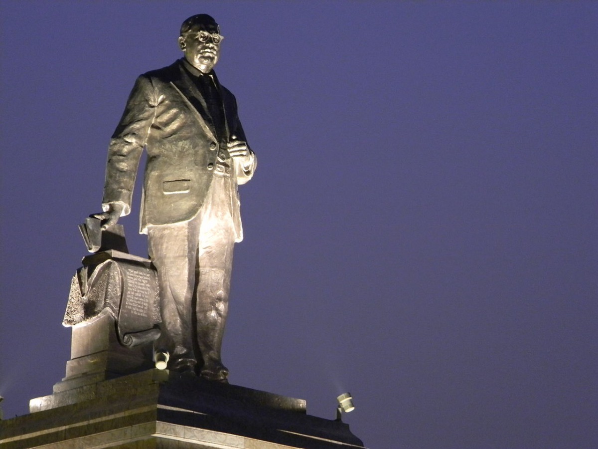 Statue of BR Ambedkar inside Ambedkar Park Lucknow (Photo courtesy: Kg.iitb / Wikimedia Commons / CC BY-SA 3.0)