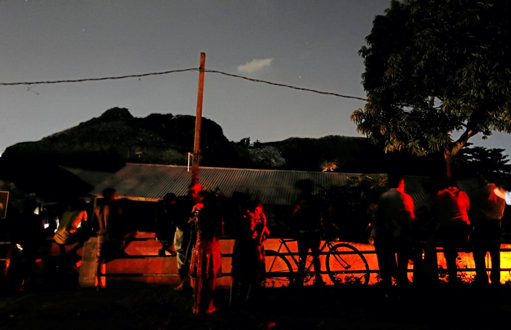 People gather on top of a bridge after a garbage dump collapse and bury over 100 houses on Sinhala, Hindu and Tamil New Year day in Colombo, Sri Lanka, April 14, 2017. REUTERS/Dinuka Liyanawatte
