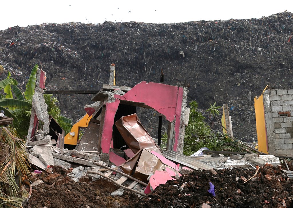 A damaged house is seen during a rescue mission after a garbage dump collapsed and buried dozens of houses in Colombo, Sri Lanka April 15, 2017. REUTERS/Dinuka Liyanawatte