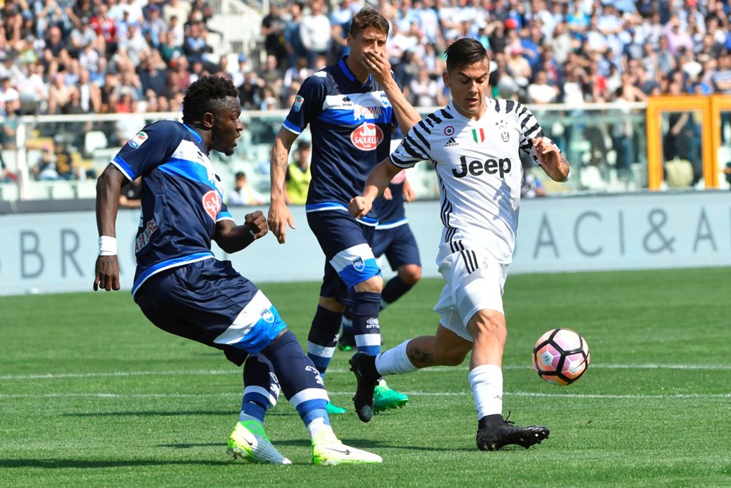 Juventus' forward from Argentina Paulo Dybala (R) controls the ball during the Italian Serie A football match Pescara versus Juventus at Adriatico's comunal stadium, in Pescara, on April 15, 2017. / AFP / ANDREAS SOLARO
