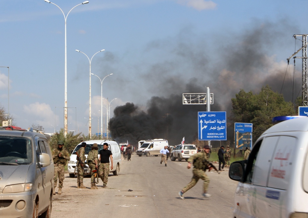 A picture taken on April 15, 2017, shows smoke billowing following a suicide car bombing in Rashidin, west of Aleppo, that targeted buses carrying Syrians evacuated from two besieged government-held towns of Fuaa and Kafraya.  AFP / Ibrahim YASOUF
