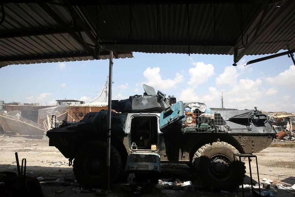 An Iraqi forces armoured personnel carrier (APC) is seen parked in a street in the old city of Mosul on April 15, 2017, during an offensive to recapture the city from Islamic State (IS) group fighters. / AFP / AHMAD AL-RUBAYE
