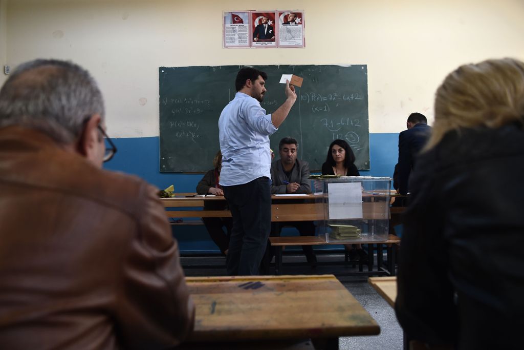 Electoral official count ballots after the polls closed during the referendum on expanding the powers of the president on April 16, 2017 at a polling station in Istanbul.  AFP / OZAN KOSE
