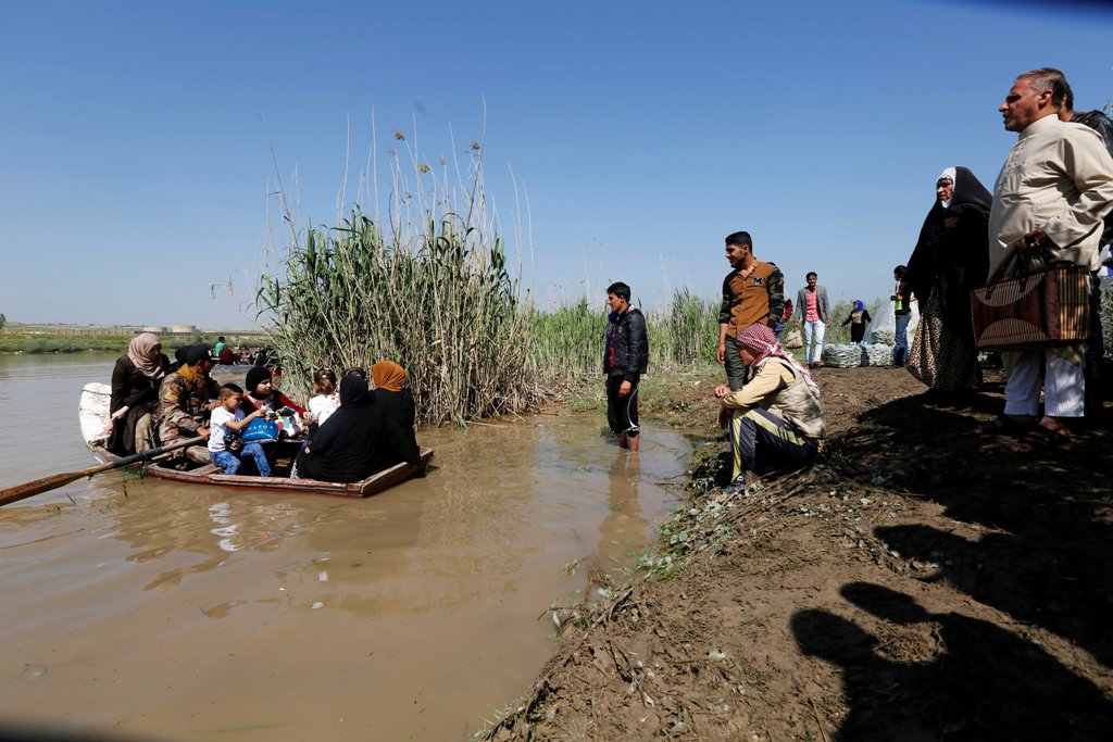 Displaced Iraqis from Mosul cross the Tigris by boat as flooding after days of rainfall has closed the city's bridges, at the village of Thibaniya, south of Mosul, Iraq April 16, 2017. REUTERS/Muhammad Hamed
