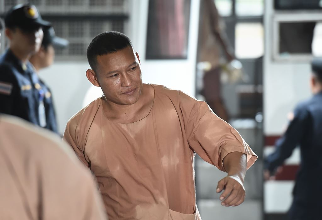 Suspected Laotian drug kingpin Xaysana Keopimpha (C) arrives at a criminal court in Bangkok on April 18, 2017. AFP / LILLIAN SUWANRUMPHA