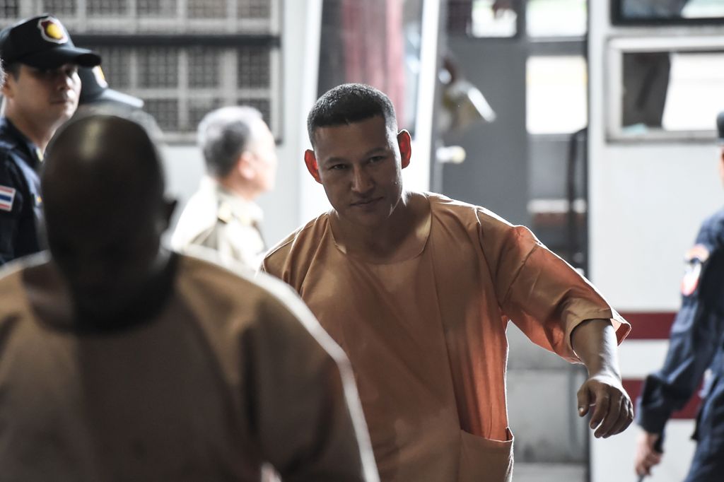 Suspected Laotian drug kingpin Xaysana Keopimpha (C) arrives at a criminal court in Bangkok on April 18, 2017.  / AFP / LILLIAN SUWANRUMPHA
