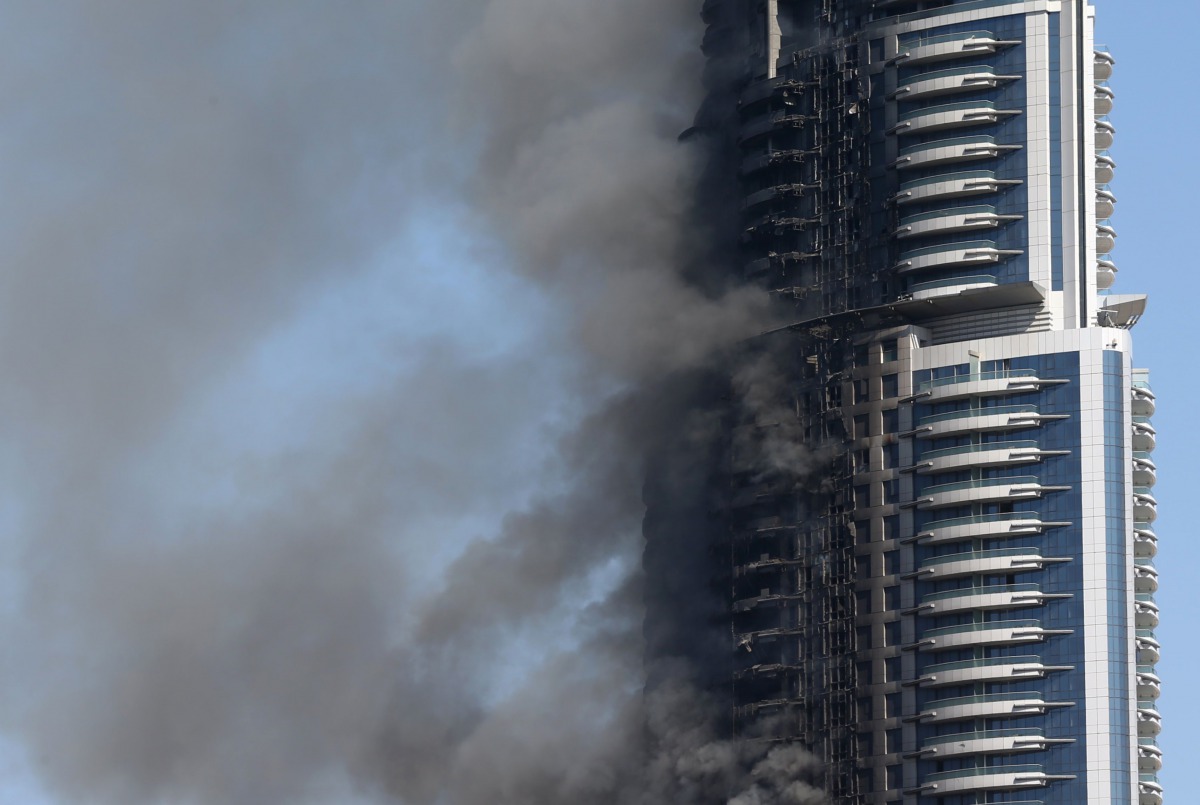 FILE PHOTO: Smoke billowing from the Address Downtown Hotel in Dubai in the aftermath of a huge fire that engulfed several floors of the building on January 1, 2016 (AFP / Marwan Naamani) 