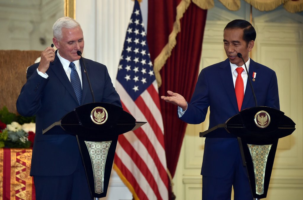 Indonesian President Joko Widodo (R) and U.S. Vice President Mike Pence speak to journalists after their meeting at Merdeka Palace in Jakarta, Indonesia April 20, 2017. REUTERS/Bay Ismoyo/Pool
